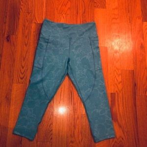 NWT Women's Medium (8-10) Zyia Capris